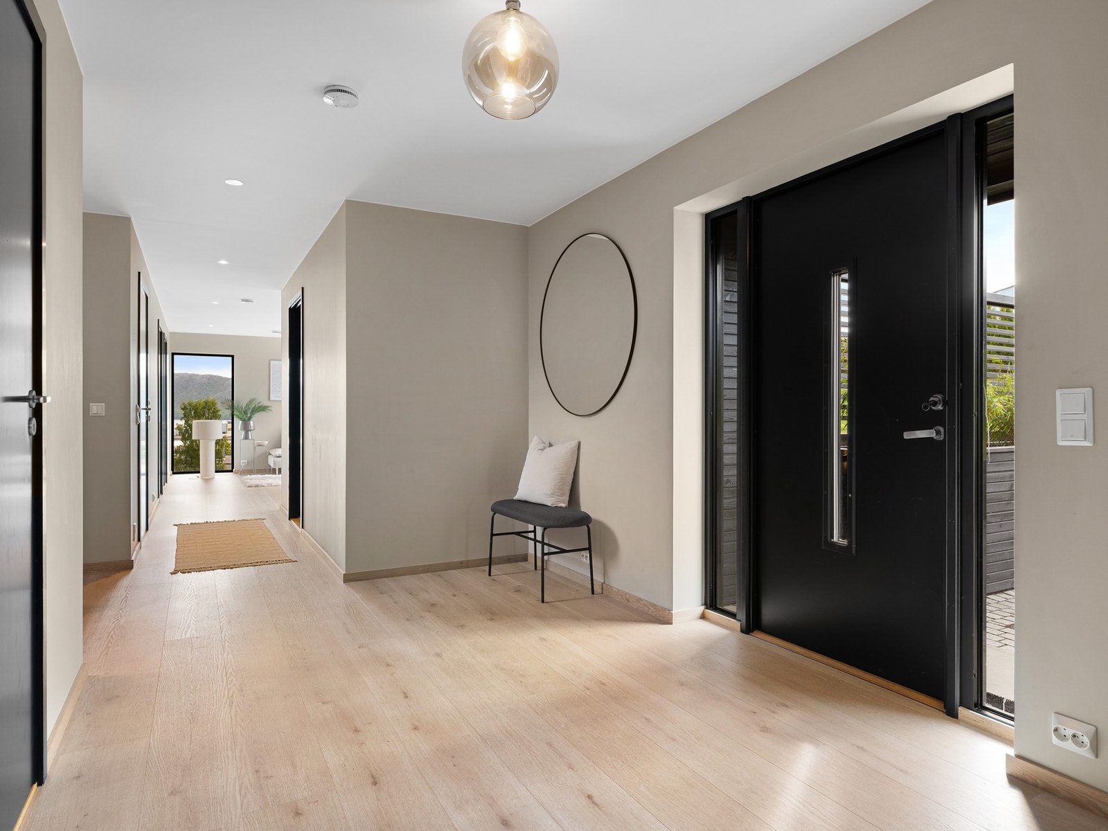 Romslig og åpen hovedinngang Galleribilde