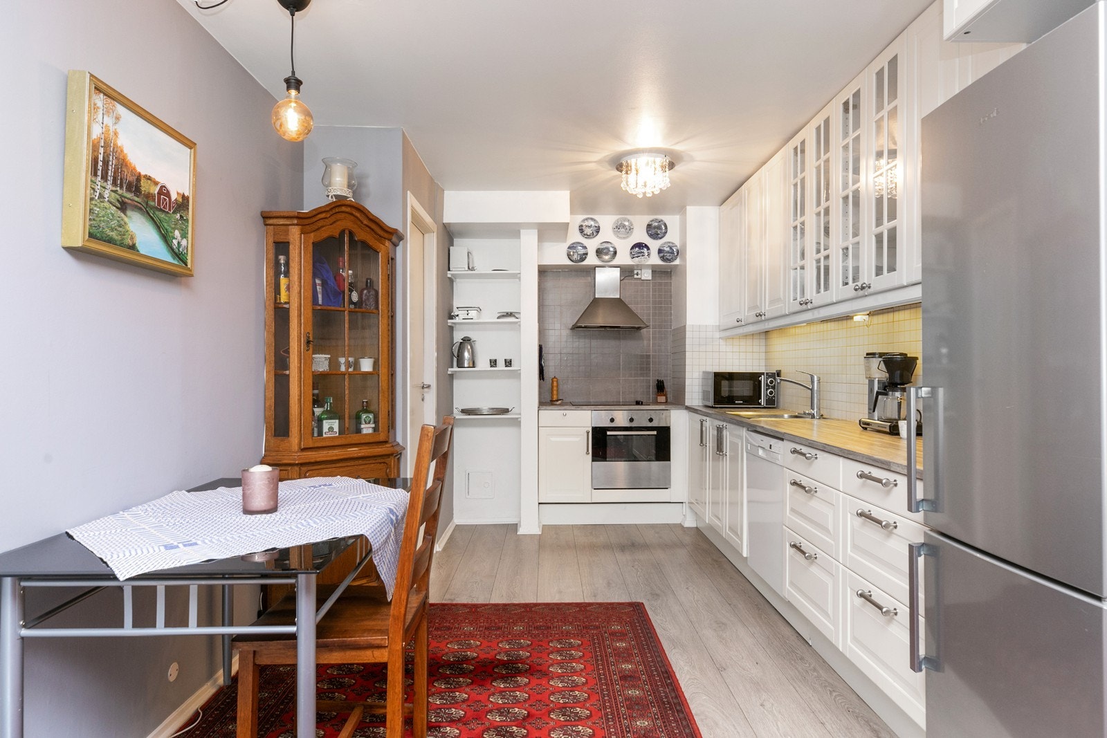 Ved kjøkkenet er det også plass til en mindre spisegruppe Galleribilde