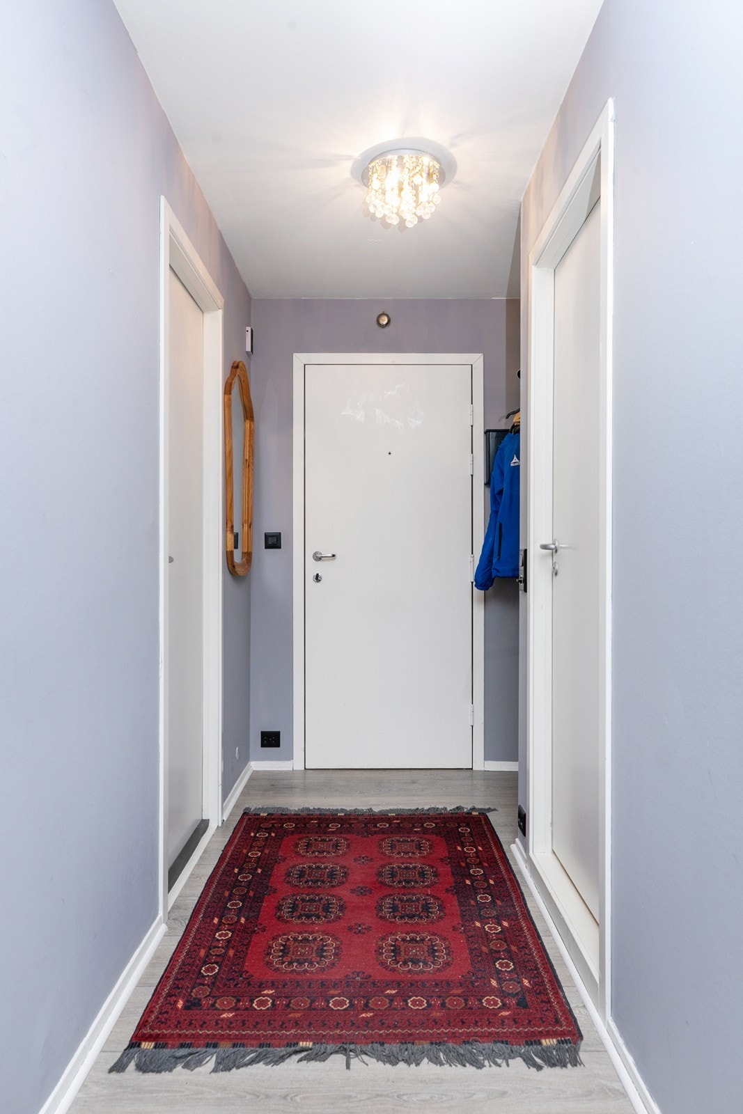 Gang/entré med de samme lyse overflatene, og med plass til garderobeløsning Galleribilde