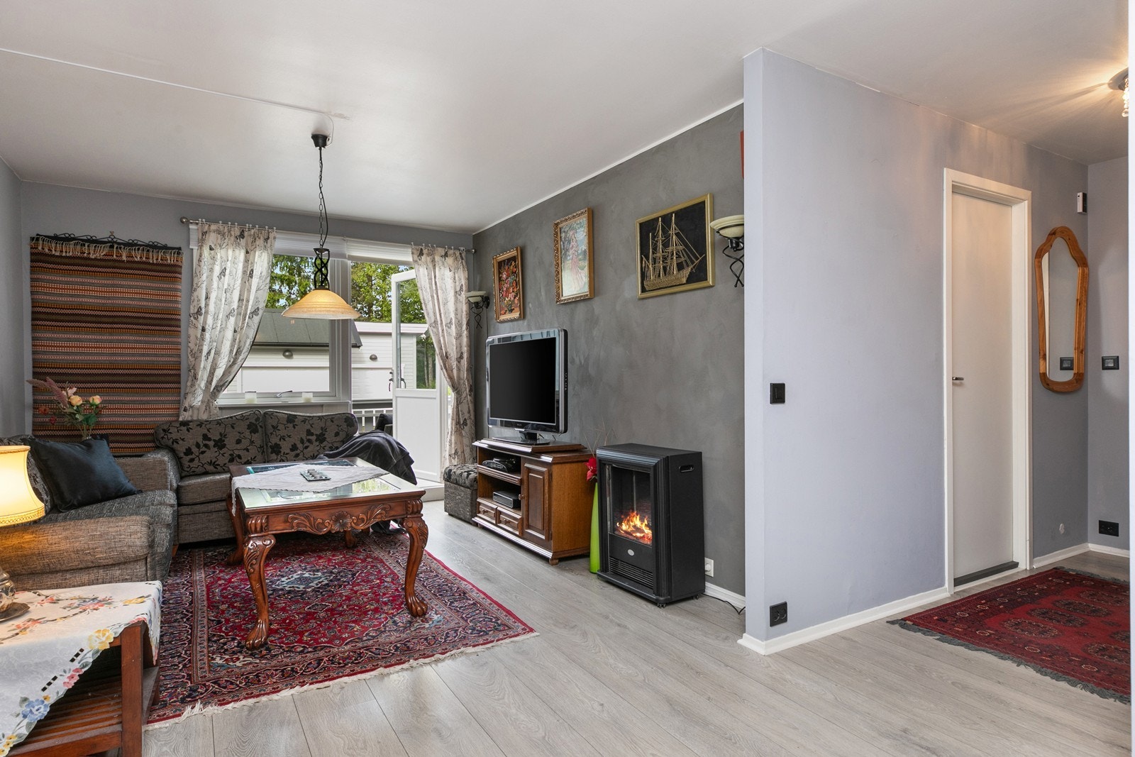 I fra salongdelen er det dessuten utgang til den koselig terrassen Galleribilde