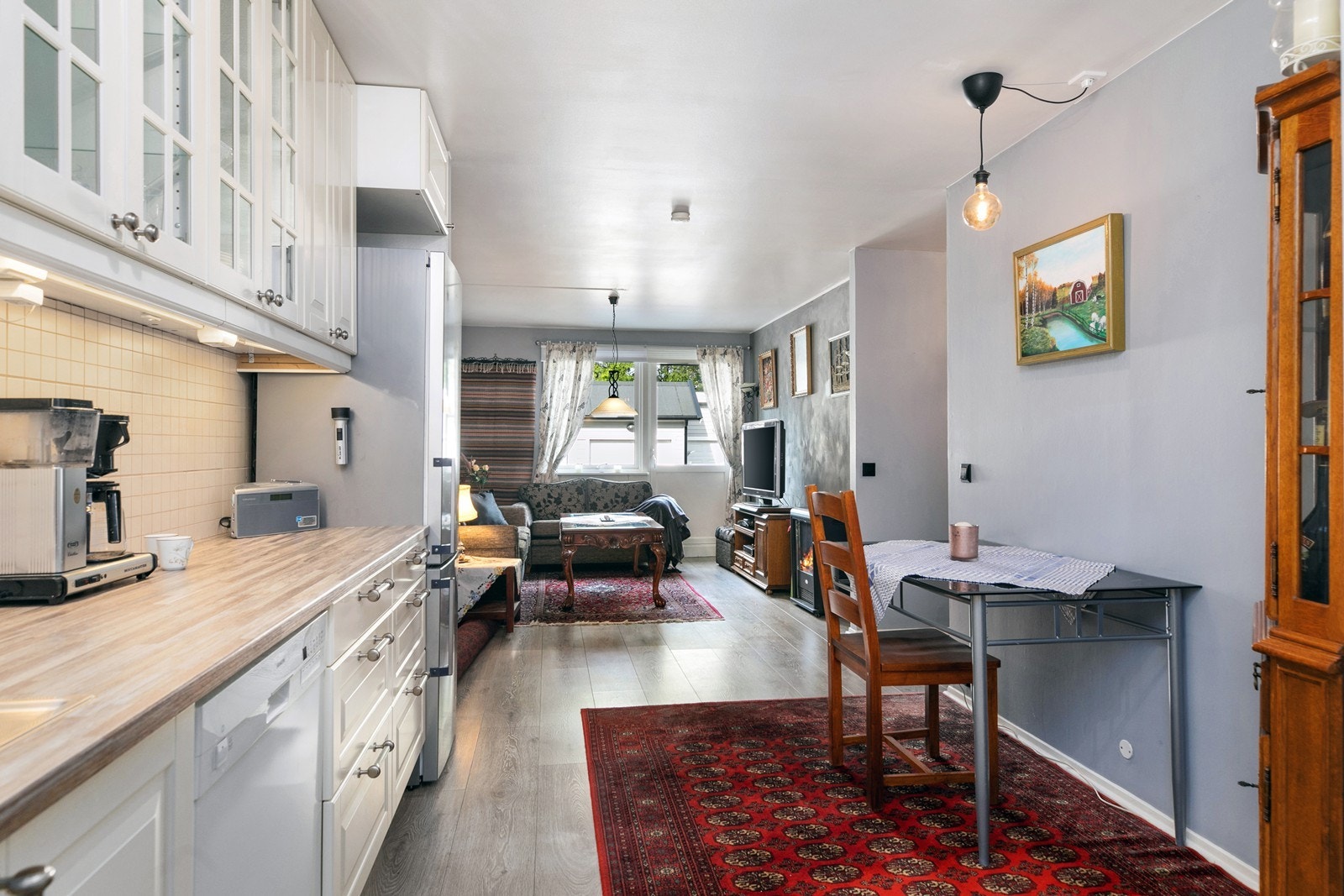 Det er kort avstand mellom kjøkkensonen og salongdelen Galleribilde