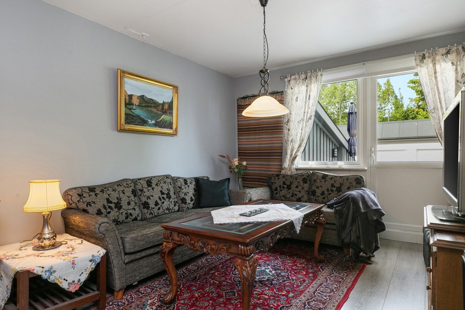 Hyggelig salongdel i stua, med plass til sofa med tilhørende salongbord, sidebord og tv-benk Galleribilde