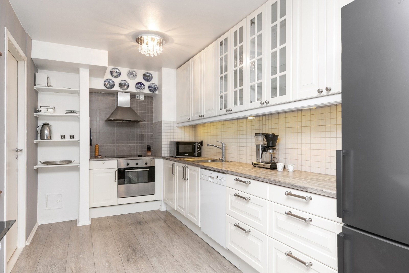 Kjøkkenet ligger åpent mot stua, og er pent integrert i rommet. Innredningen har lyse, profilerte fronter og laminerte benkeplater. Det er integrert komfyr og platetopp, øvrige hvitevarer frittstående Galleribilde