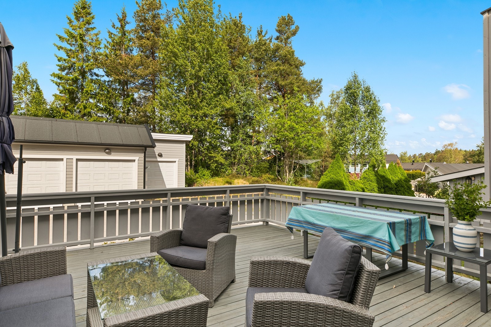 Terrassen vender ut mot rolige omgivelser Galleribilde