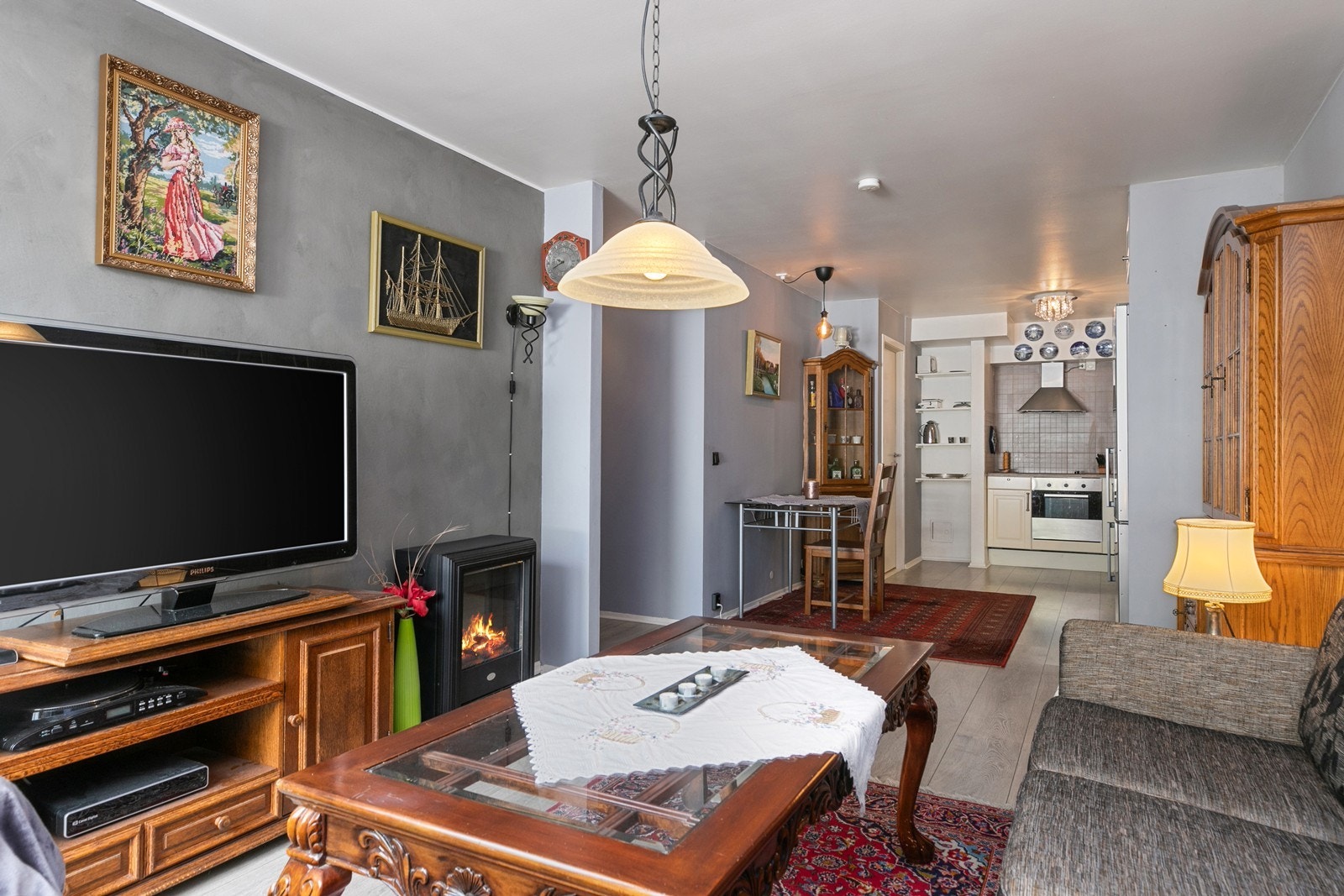 Det er en mørkere kontrastvegg, som står i fin kontrast til de øvrige lyse overflatene Galleribilde