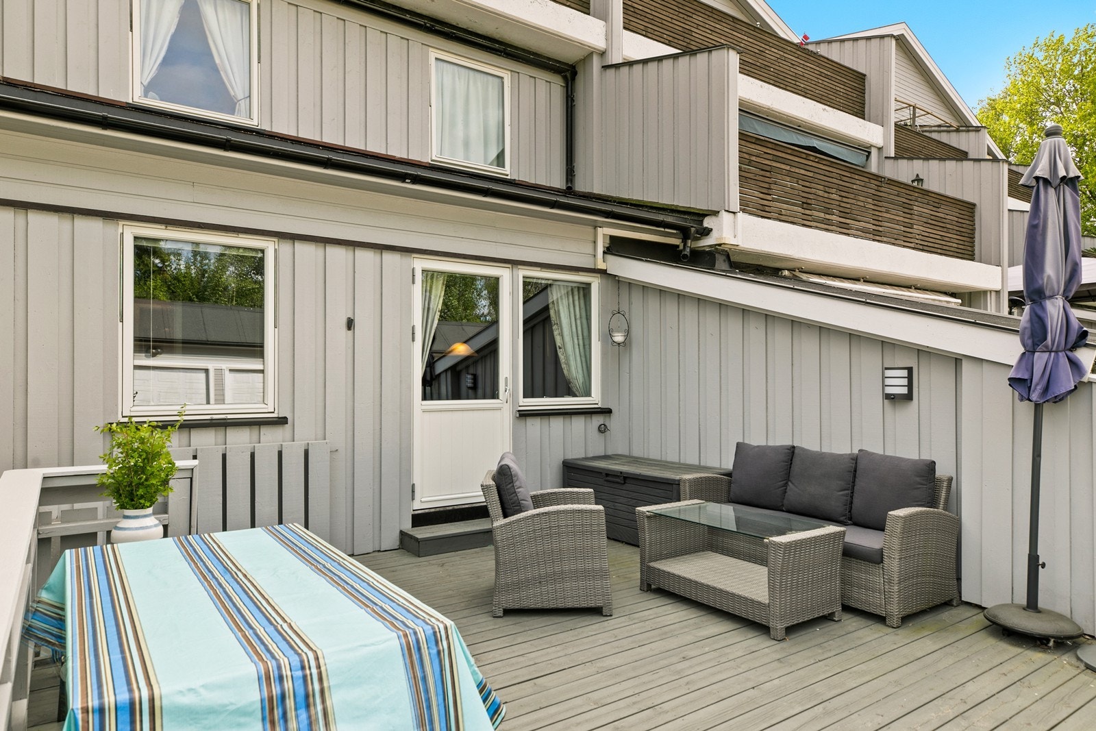 På terrassen er det god plass flere utemøblement Galleribilde