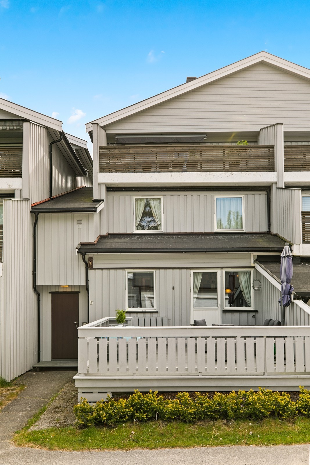 Stor og romlig terrasse, inngangspartiet er delvis overbygd Galleribilde