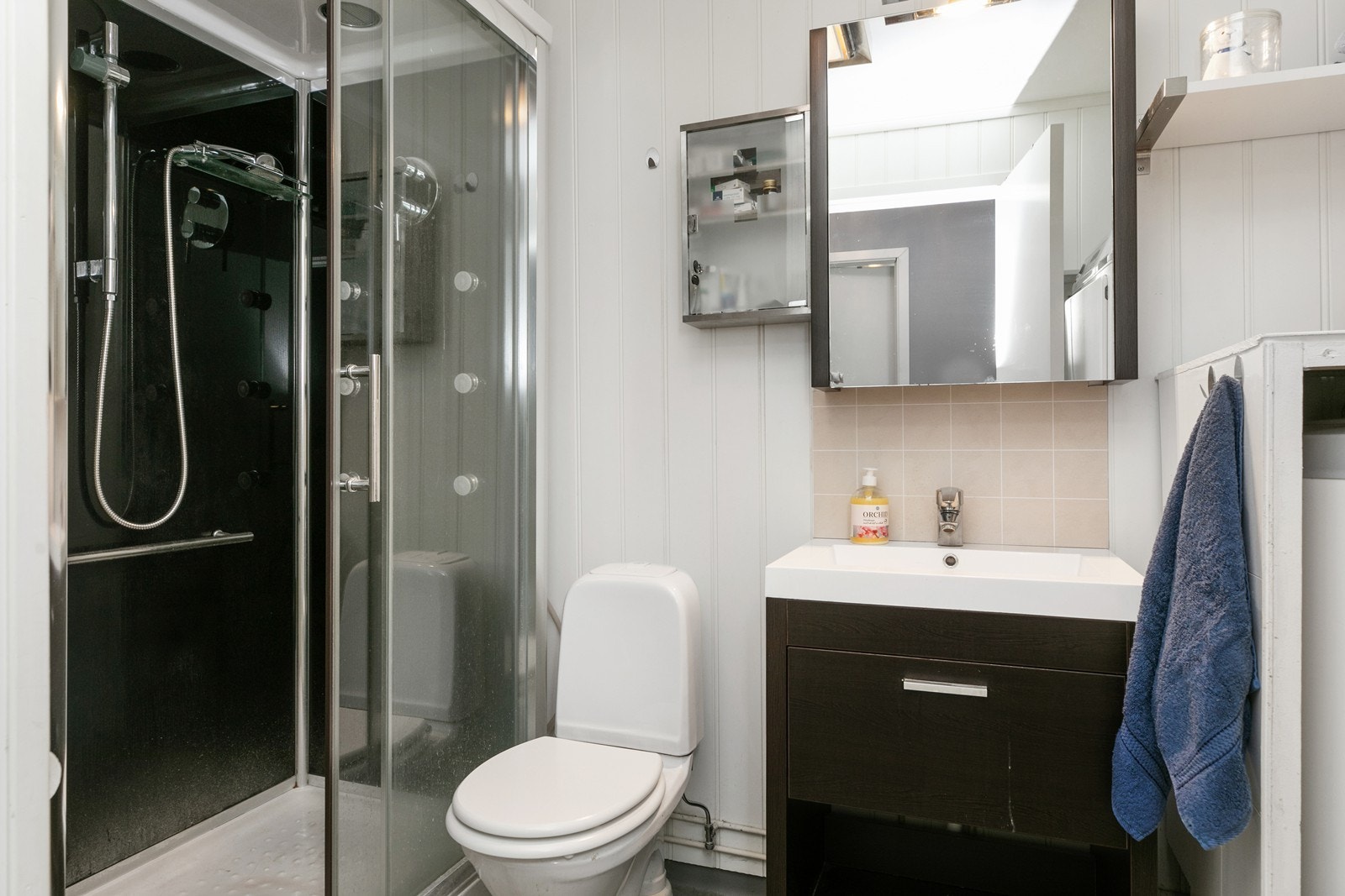 Varmtvannsanken, som er delvis innbygd, er også plassert på baderommet, i tillegg er det opplegg for vaskemaskin Galleribilde