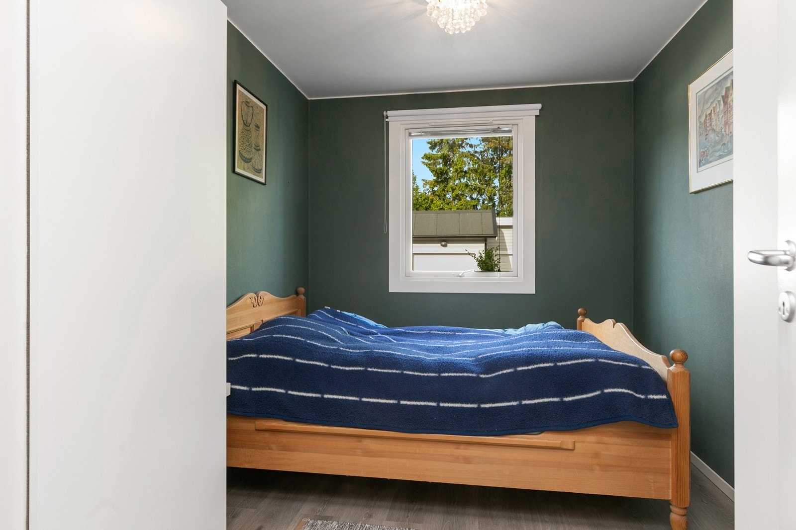 Soverommet har en mørkere grønntone på veggene og det samme laminat gulvet som øvrige deler av boligen. Det er plass til dobbeltseng, og det er montert skyvedørsgarderobe med god lagringsplass Galleribilde