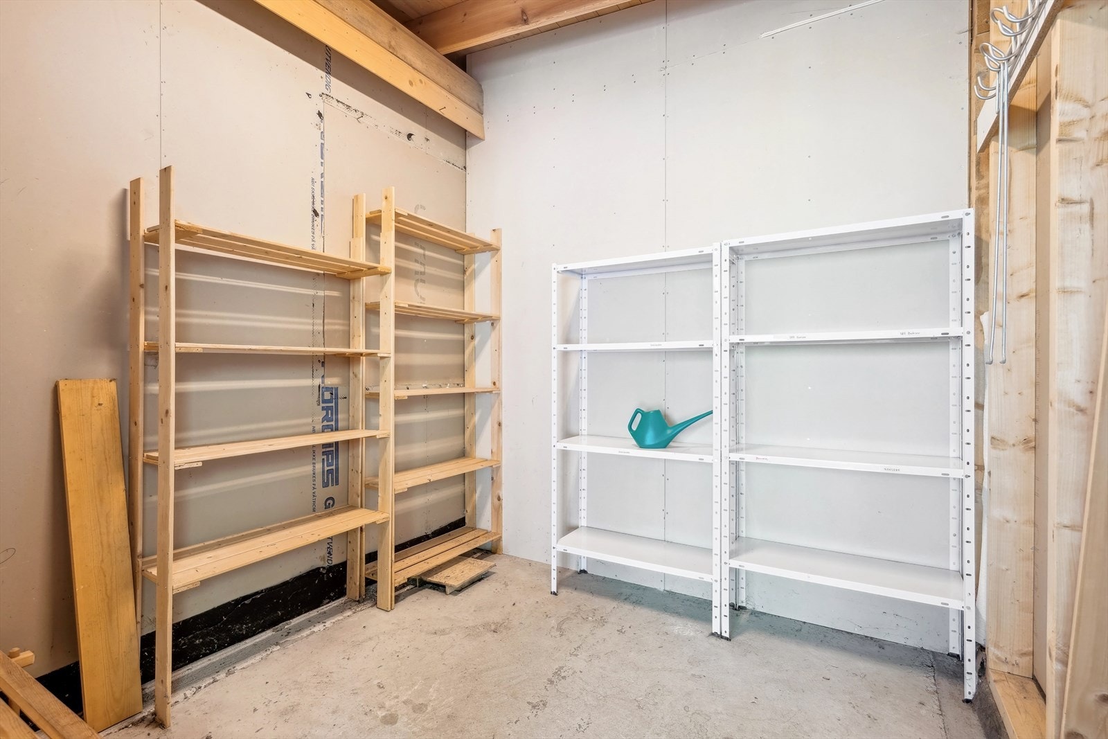 Man kan gå tørrskodd til den utvendige boden som har rikelig med lagringsplass Galleribilde