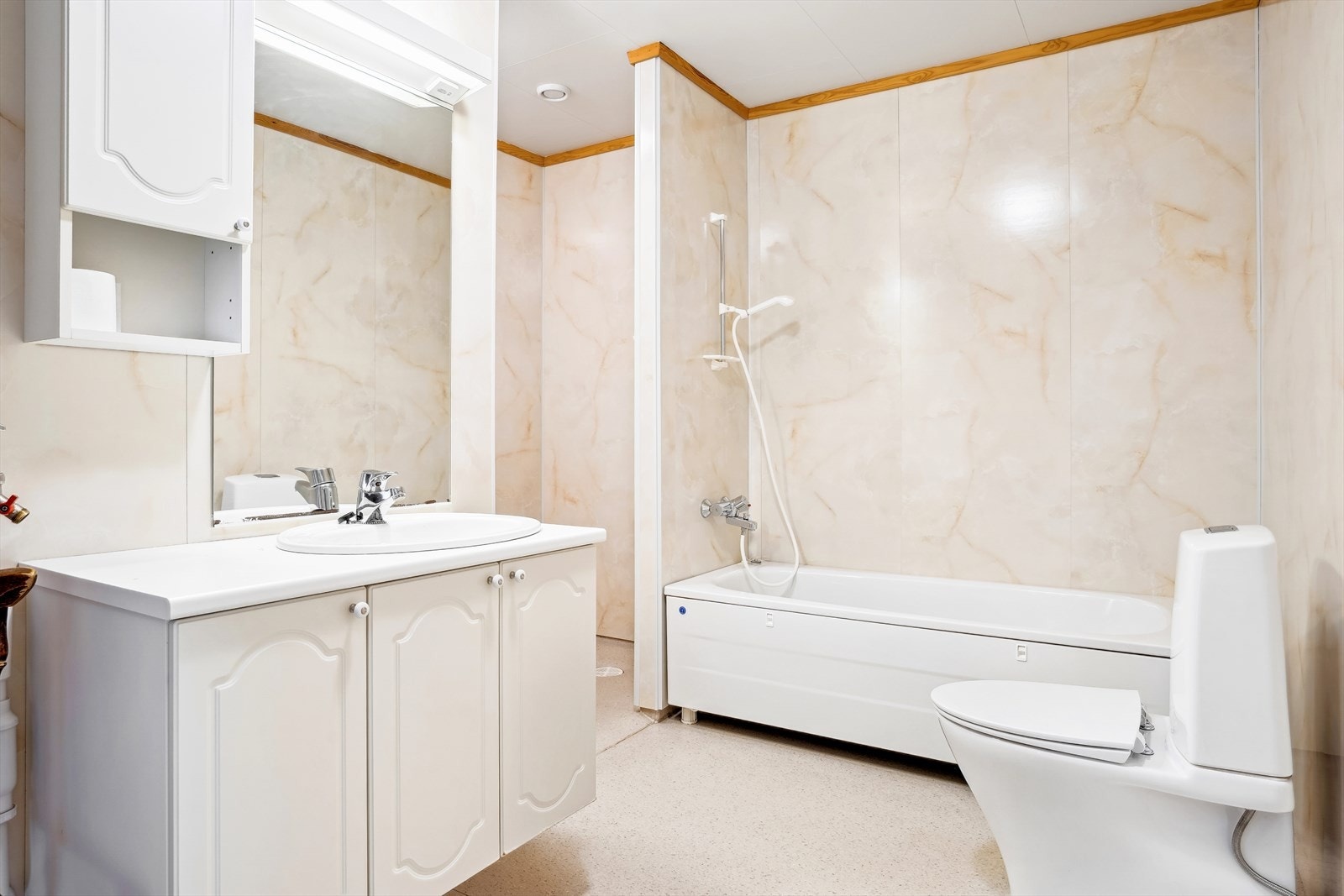 Badet er også romslig og har både badekar, dusj og opplegg til vaskemaskin Galleribilde