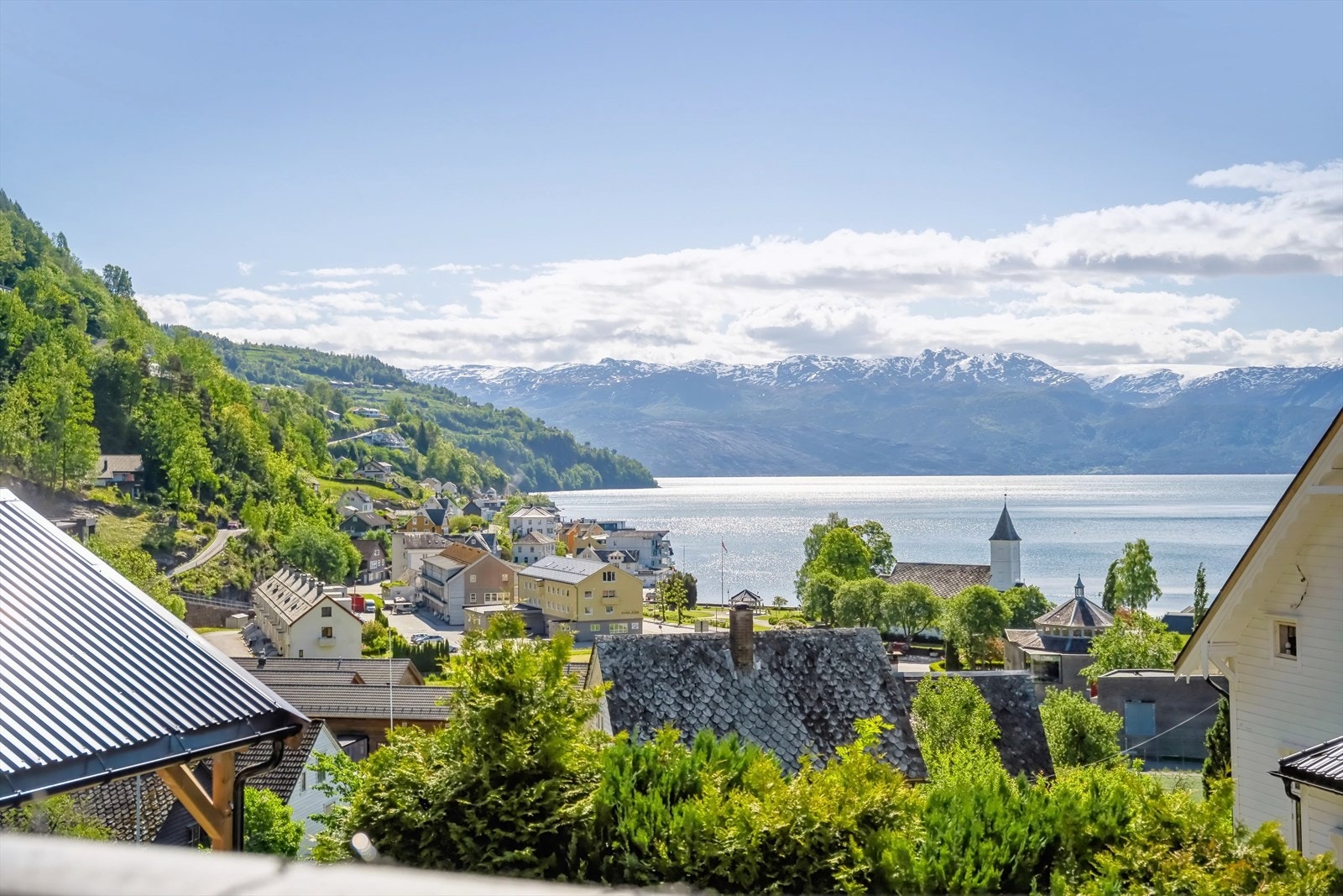 Praktfull utsikt mot fjorden og Folgefonna fra altanen Galleribilde