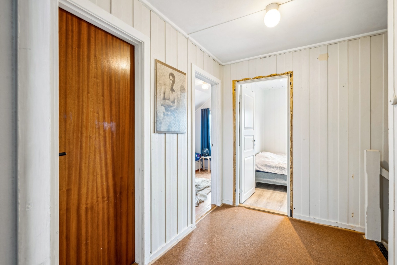 Det er påført dørkledning på dør til høyre etter bildet ble tatt Galleribilde