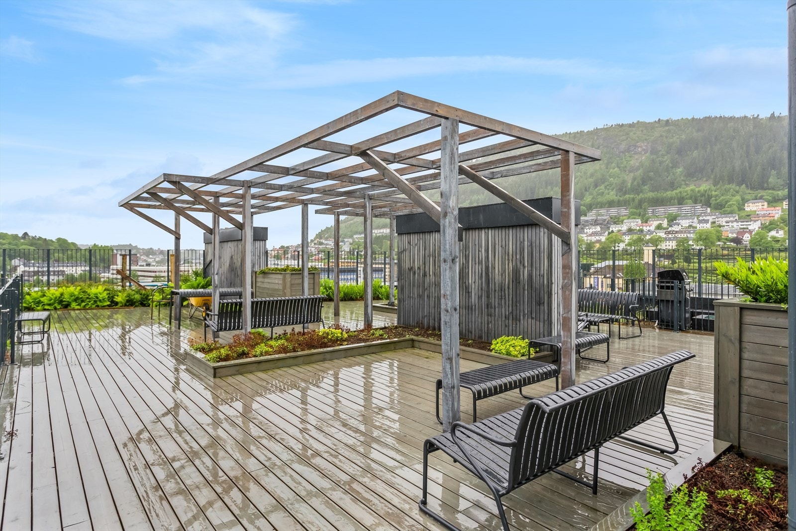 Stor flott felles takterrasse. Galleribilde