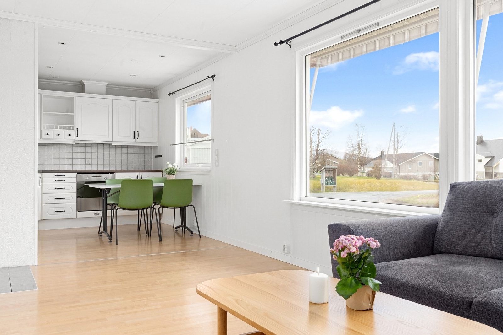 Åpen løsning mellom stue og kjøkken Galleribilde