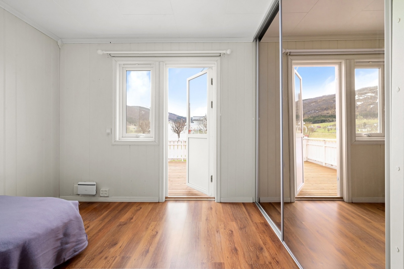 Soverom nummer to av tre med adkomst til veranda Galleribilde