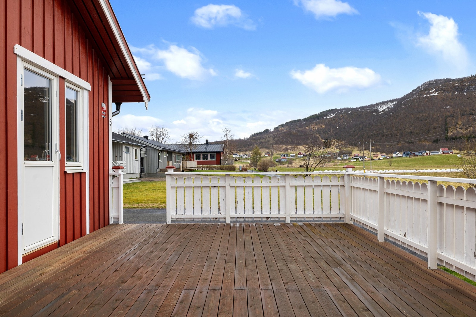 Den store verandaen med fine solforhold gir god plass til møblering Galleribilde