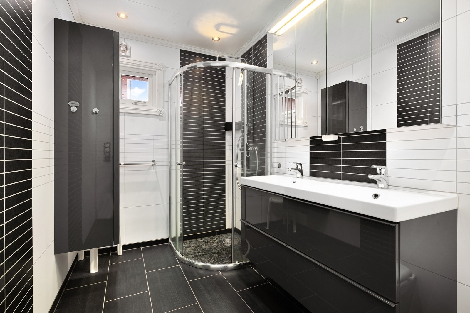 Flislagt bad med elektriske varmekabler i gulv Galleribilde