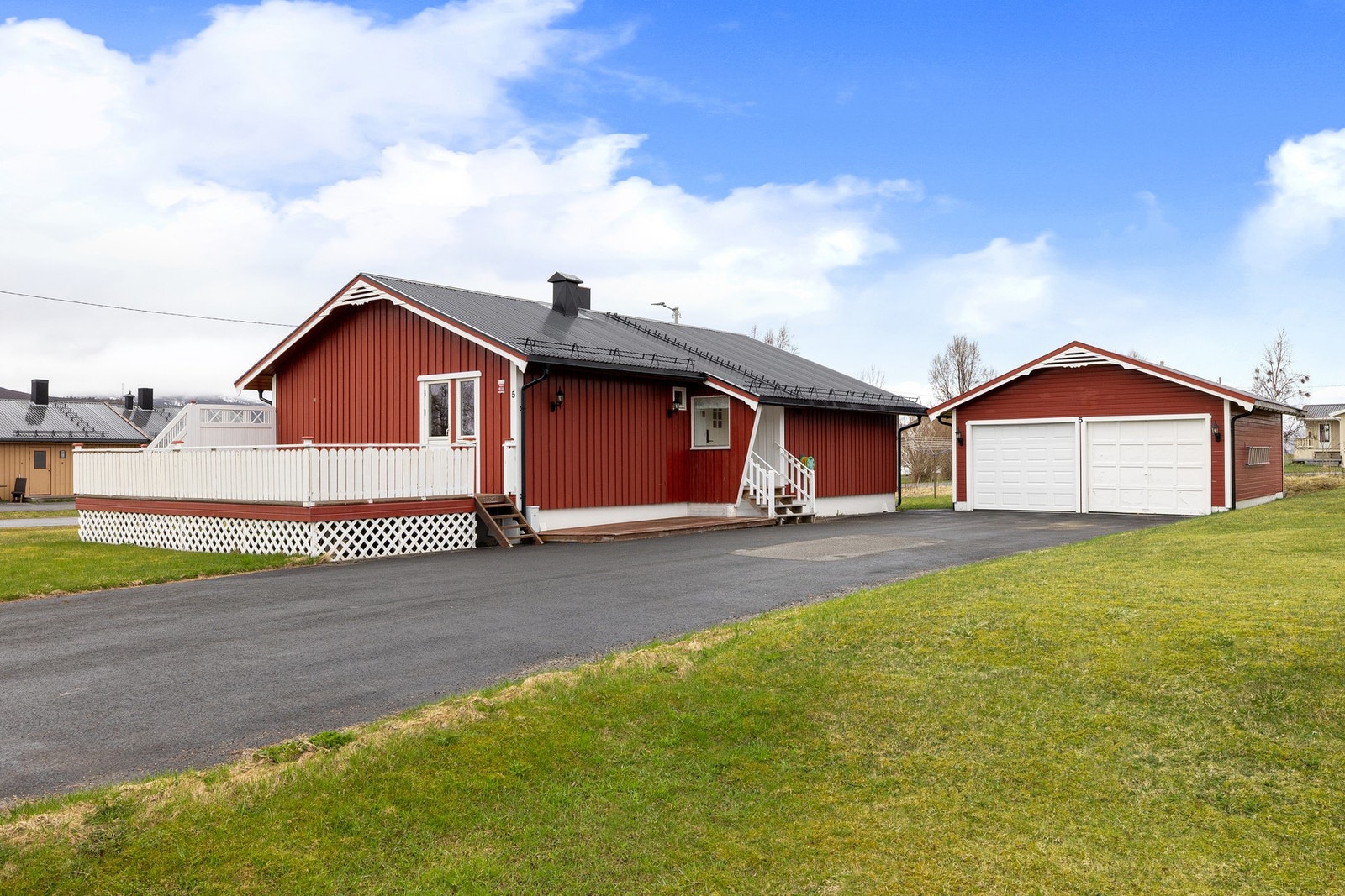Romslig asfaltert oppkjørsel der du også får dobbel garasje Galleribilde