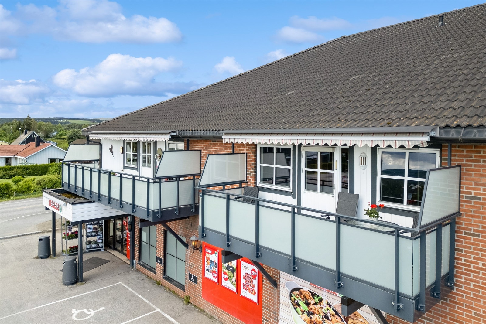 Velkommen til Sveumsvegen 1A - Et koselig leilighetskompleks i 2. etasje av et næringsbygg med dagligvarebutikk. Galleribilde