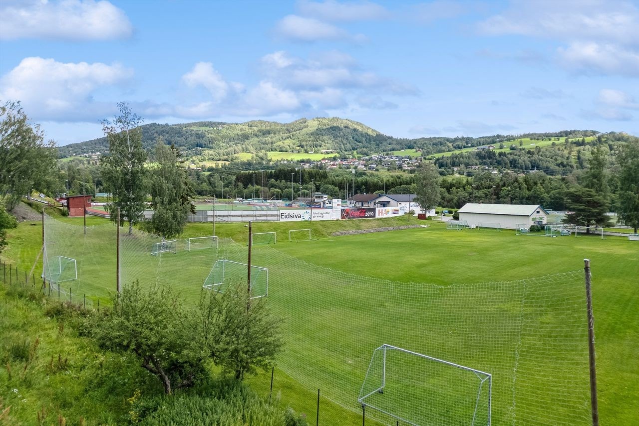 Sveum idrettsplass ligger rett over gata for leiligheten. Galleribilde