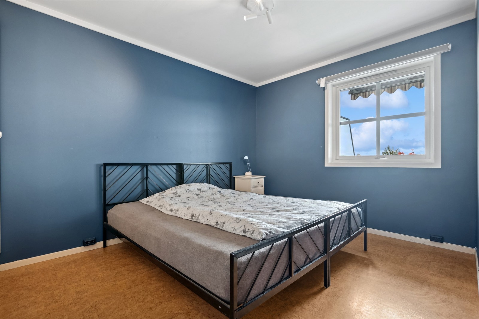 Leiligheten har et romslig soverom med god plass til dobbeltseng og garderobeløsning. Galleribilde