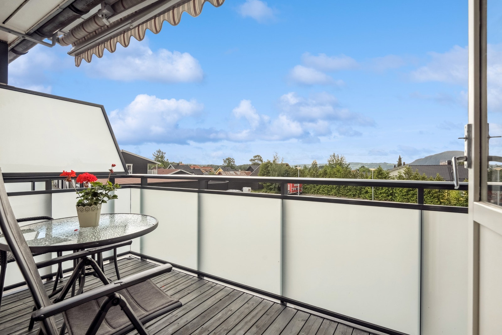 Solrik balkong med terrassemarkise. Galleribilde