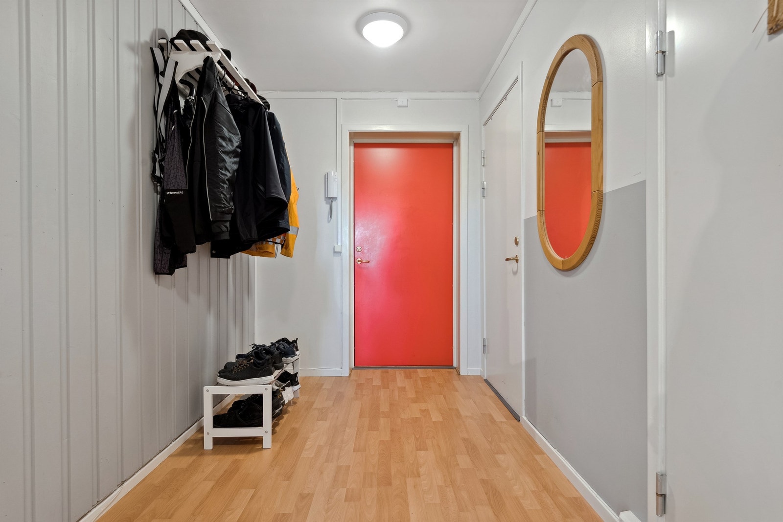 Leiligheten inneholder entrè, kjøkken og stue i dels åpen løsning, soverom med garderobe samt baderom. Galleribilde