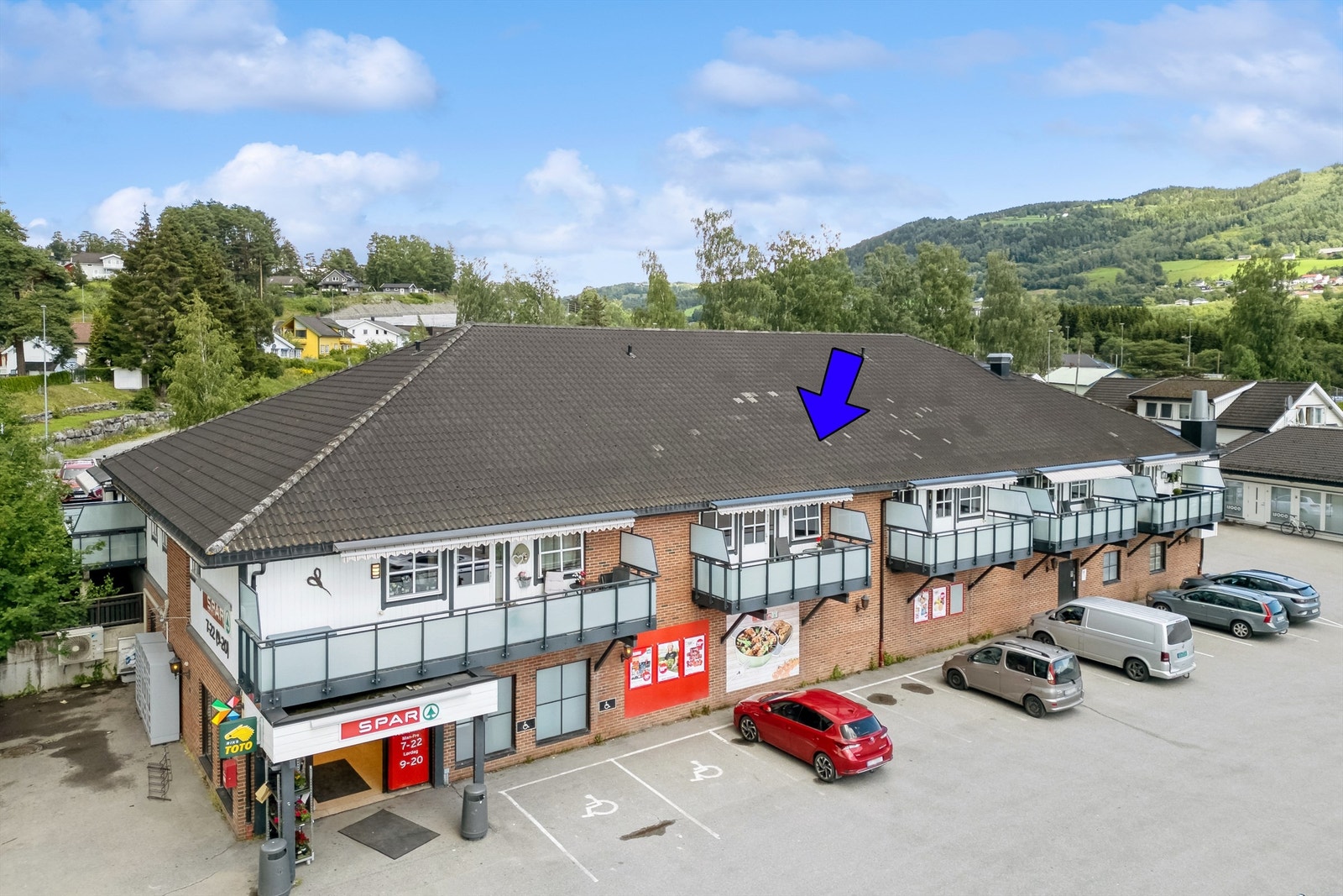 Leiligheten har en svært sentral beliggenhet med kun ca. 800 m til sentrum av Brumunddal. Galleribilde