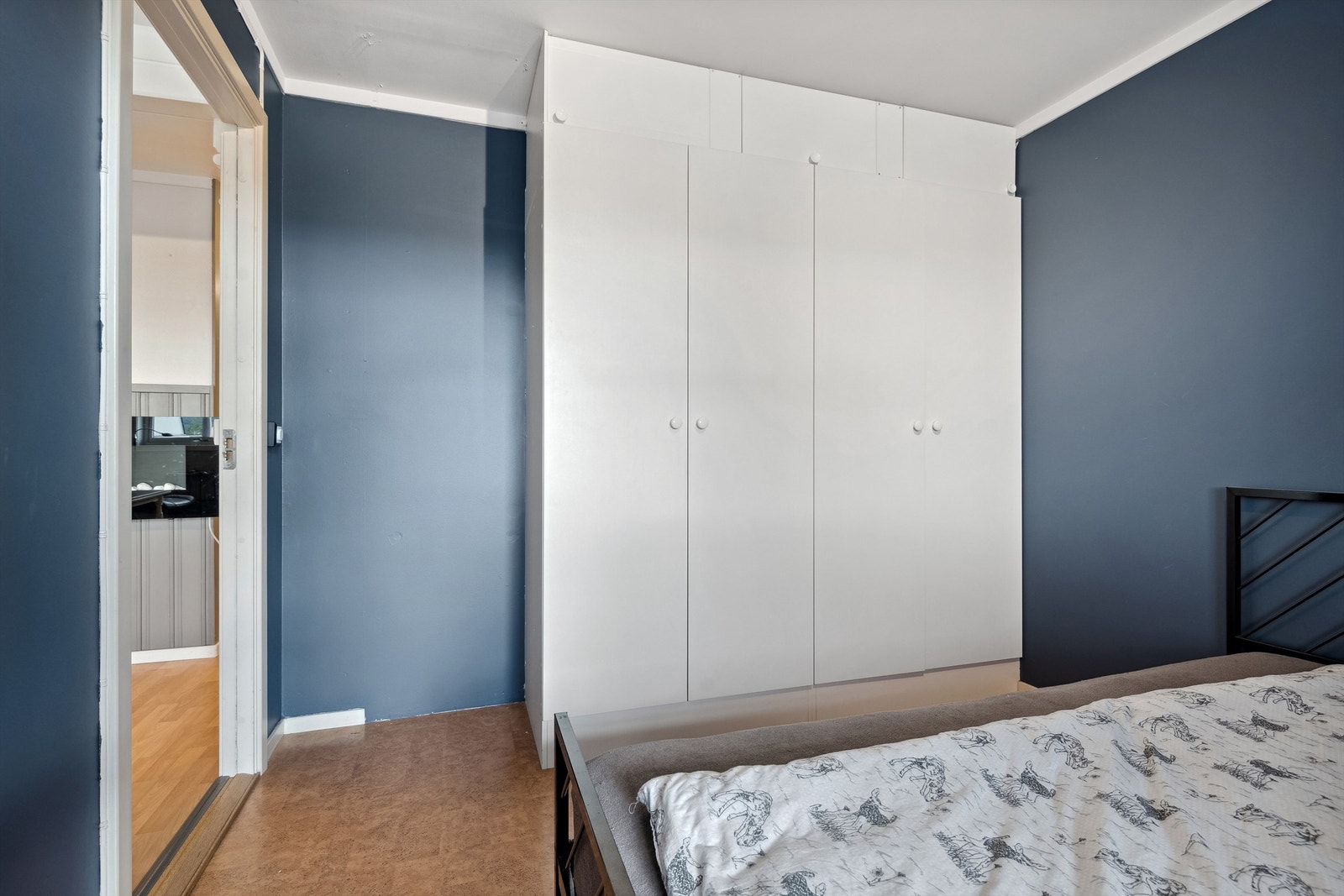 Soverom med et frittstående garderobeskap. Galleribilde