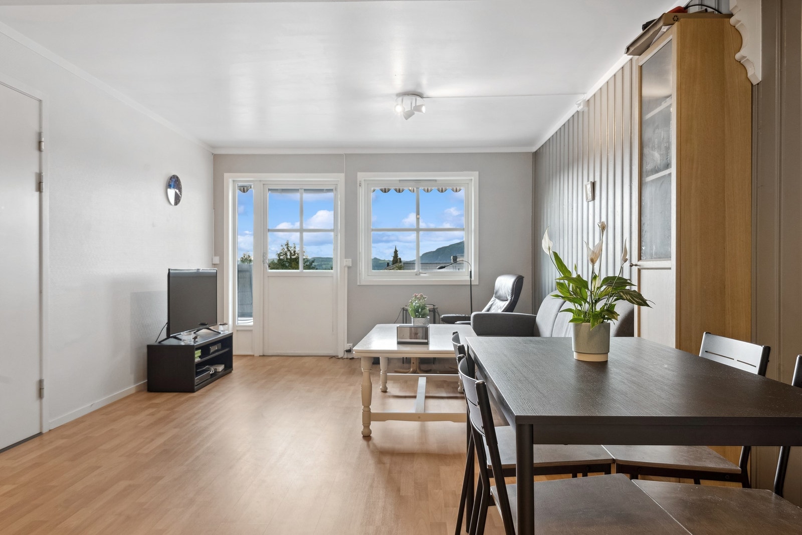 Lys og pen stue med utgang til balkong. Galleribilde