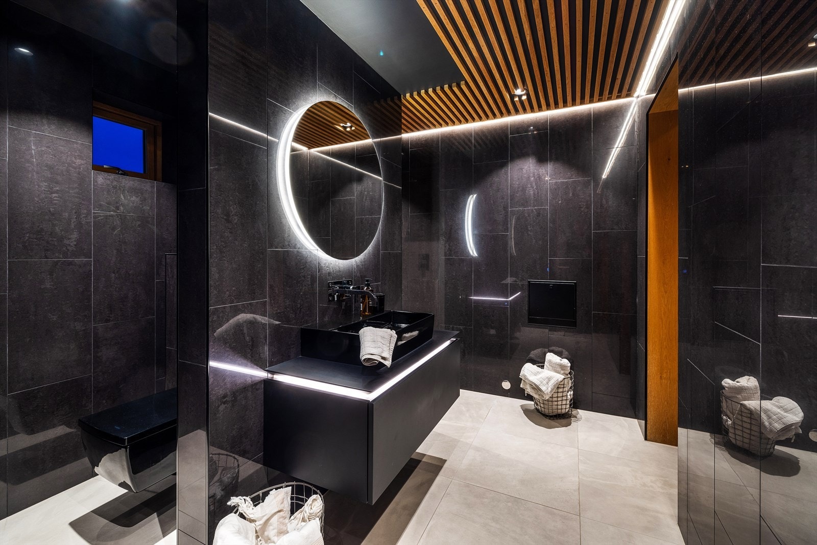 Badet som tilhører velværeavdelingen er nyrenovert og har detaljer fra Villeroy & Boch. Armatur er fra Tapwell. Galleribilde