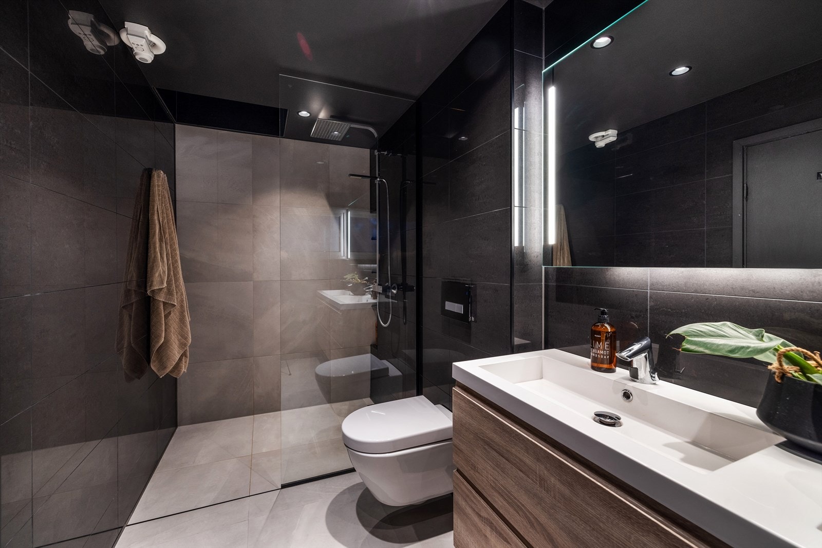 Badet er delikat innredet og har kun tilgang fra hovedsoverommet. Galleribilde