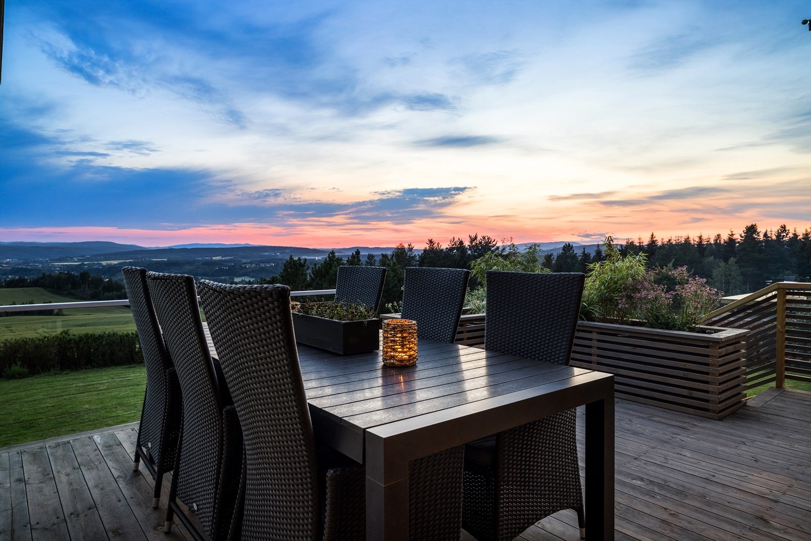 Utsikten er vidstrakt og solnedgangene er mange! Galleribilde