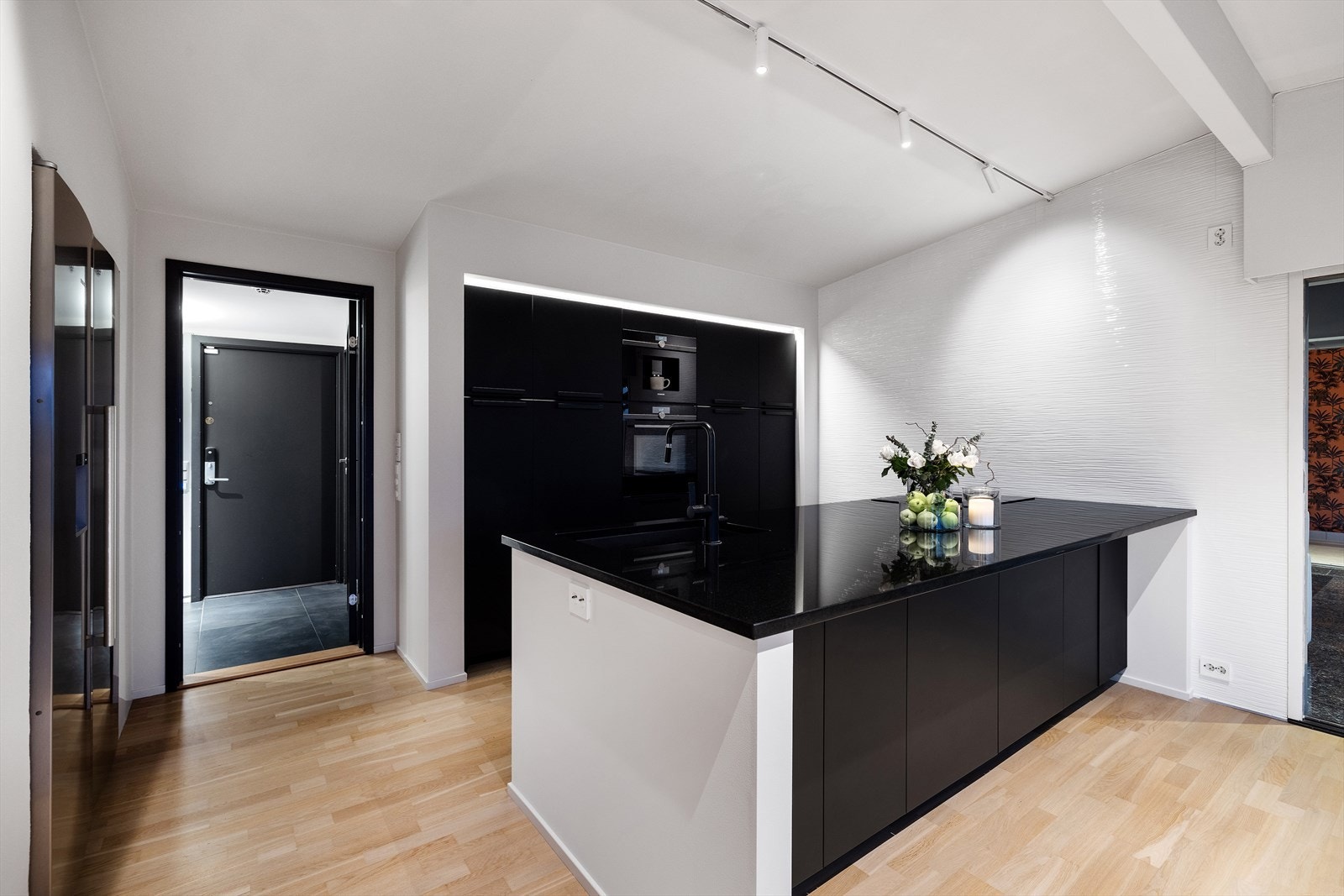 Benkeplaten er levert fra Naturstein Montering og er av granitt. Galleribilde