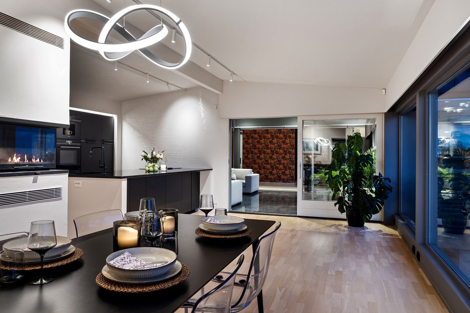 Kjøkkenet er stort, med delikat innredning og store vinduer mot utsikten. Galleribilde