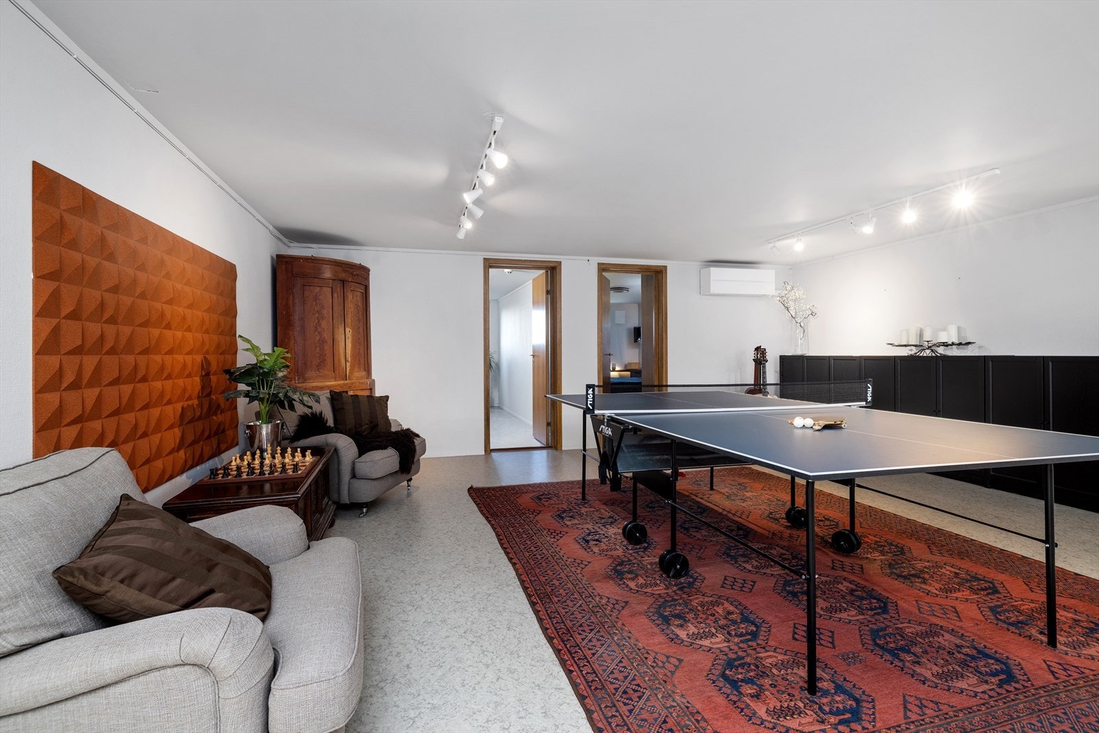 Der finner man en stor kjellerstue. Galleribilde