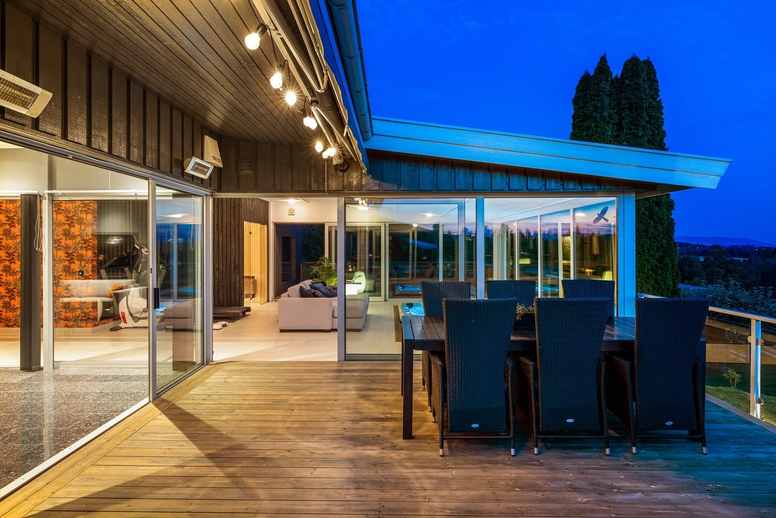 På terrassen er det montert terrassevarmere. Om man tar ut markisen blir det nesten som en forlengelse av stuen innenfor. Galleribilde