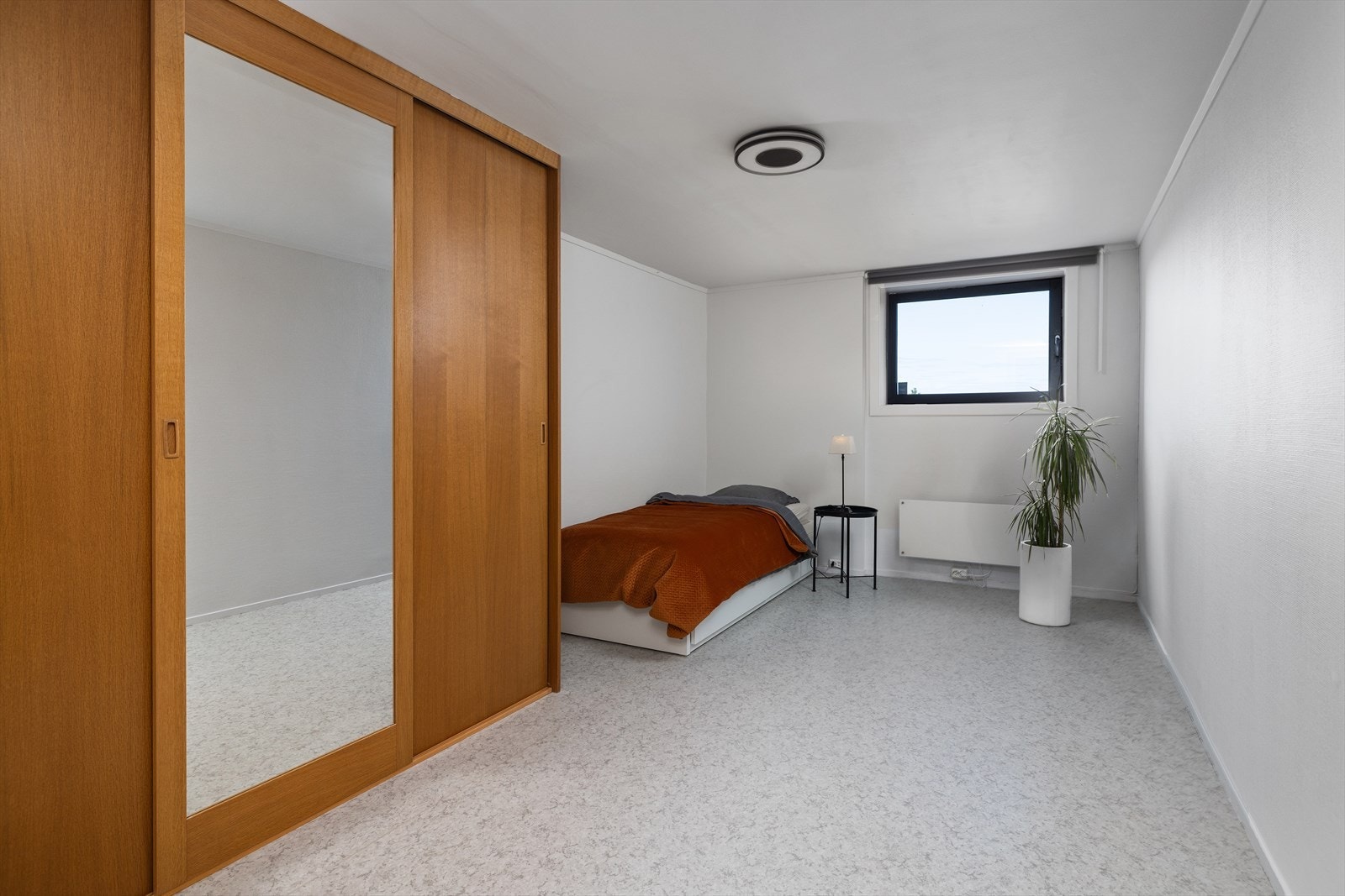 Soverom 3 har originale garderobeskap fra byggeår. En kul detalj! Galleribilde