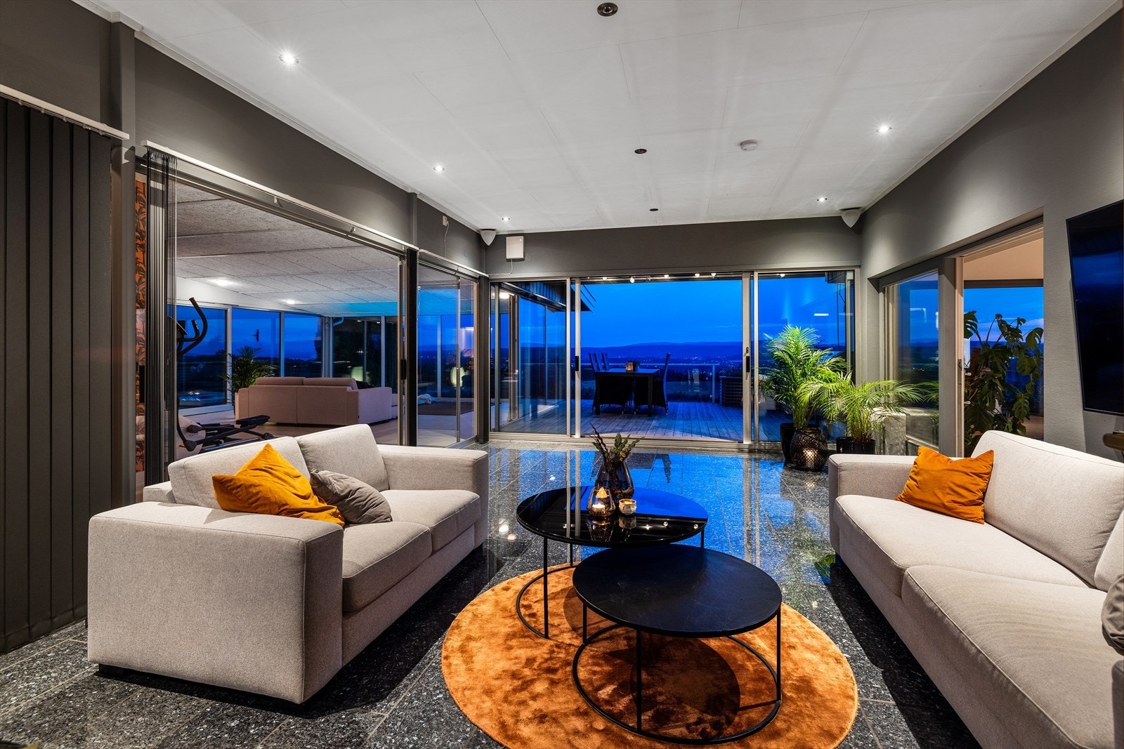 Fra hallen ledes man inn i stuen. Hjertet av huset! Galleribilde