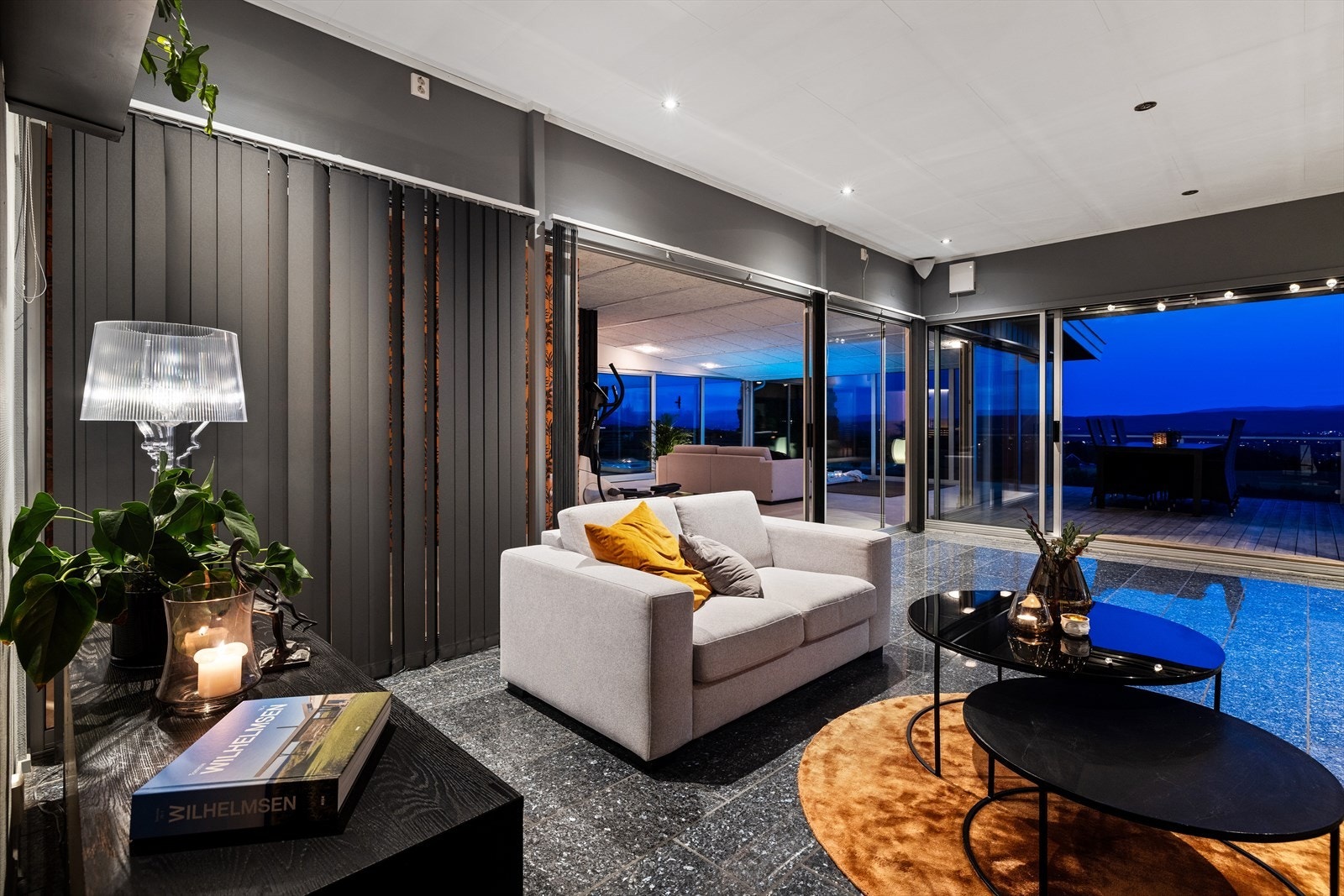 Mot trening og spaavdelingen er det skyvedør og lameller om man vil skjerme. Galleribilde