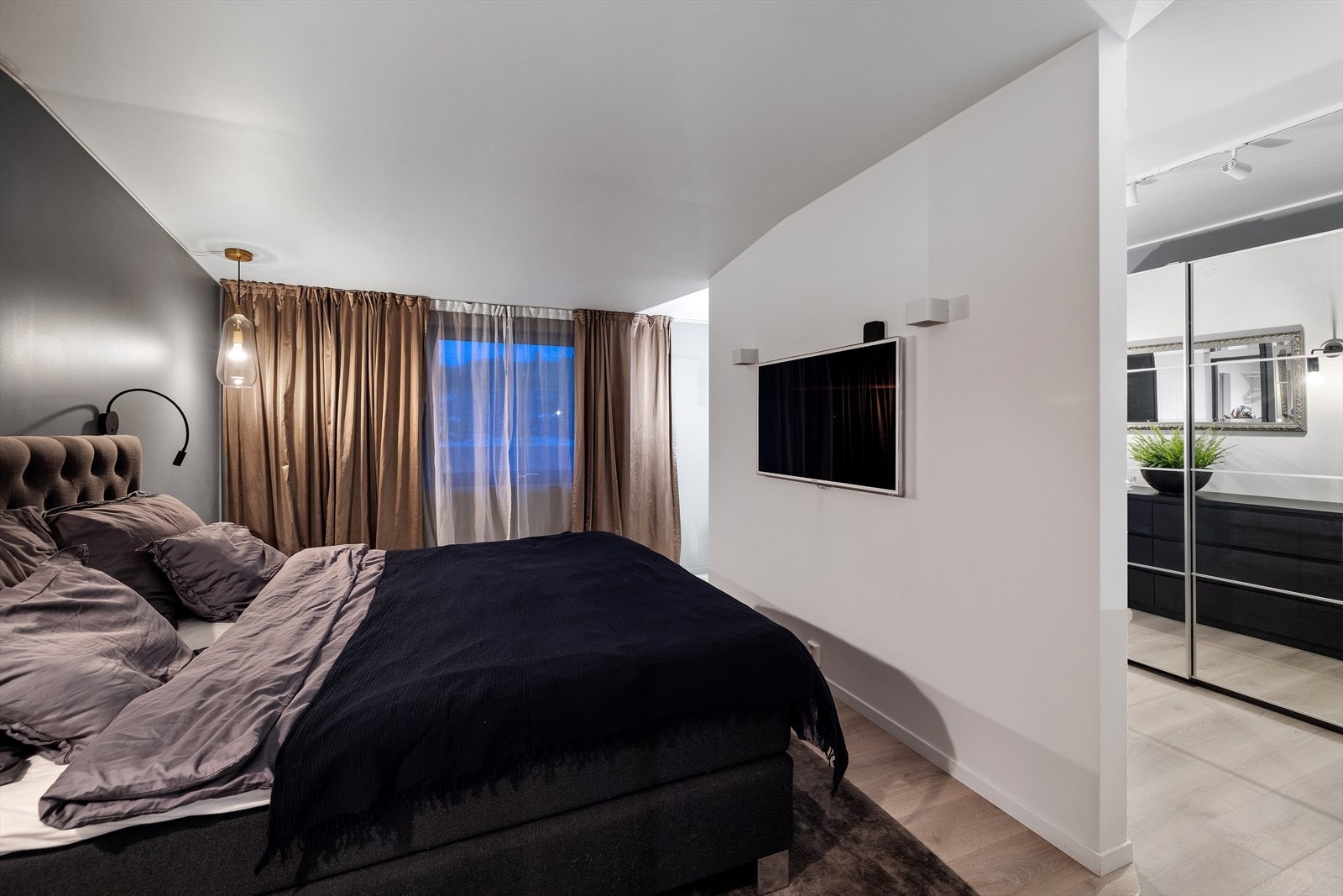 Hovedsoverommet er en egen avdeling i huset med garderobeavdeling og privat bad. Galleribilde