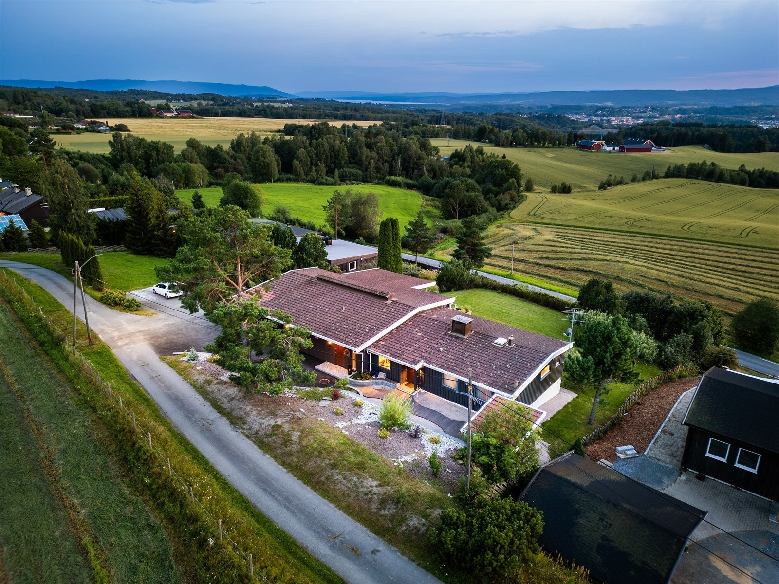 Nakkebærveien 4 er nydelig plassert i Haugsbygd og til skolene er det gangavstand. Galleribilde
