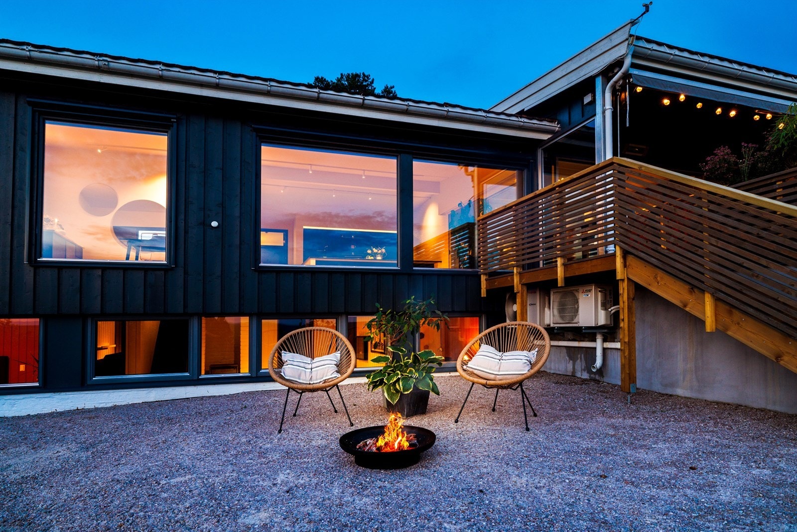 På samme nivå som hagen er det anlagt en koselig plass. Galleribilde