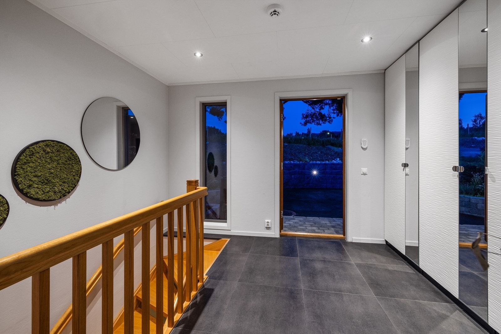 Benytter man hoveddøren møtes man av en romslig hall med god garderobeplass og flislagt gulv. Galleribilde