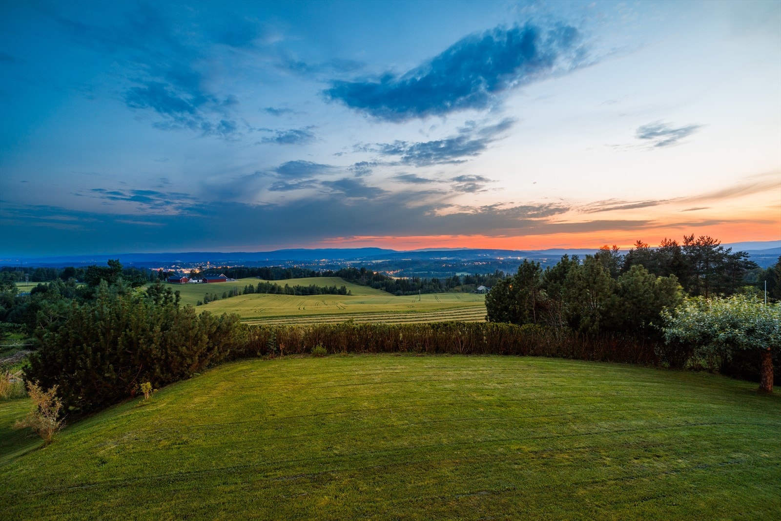 Hagen ligger et nivå nedenfor terrassen. Det sørger for fine soner om noen ønsker å spille ball, mens andre ønsker å nyte. Galleribilde