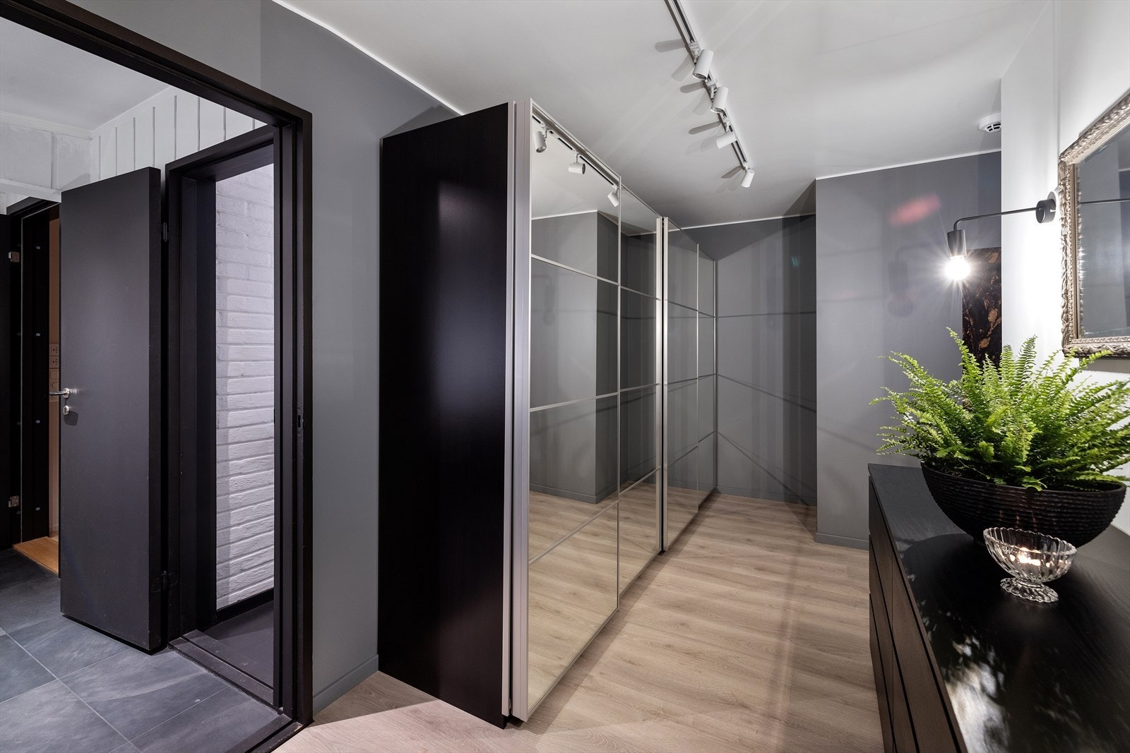 Her er det et praktisk garderoberom og adkomst til vaskerommet. Galleribilde