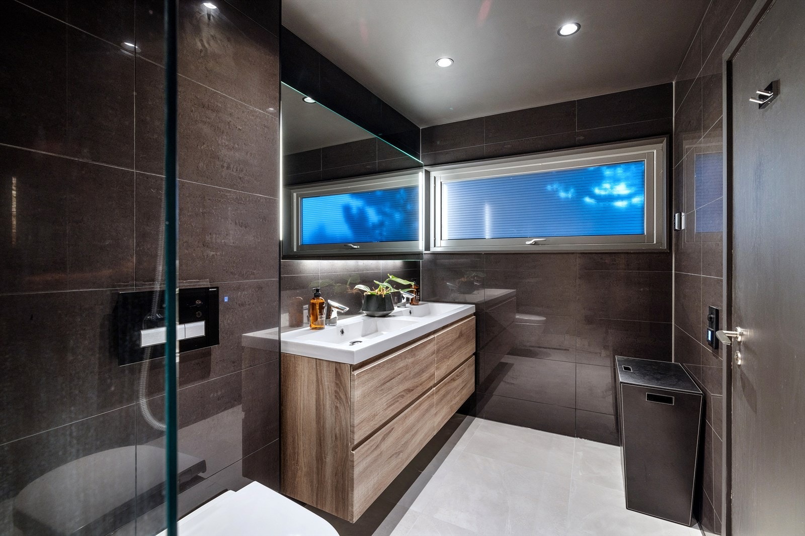 Dobbel vask og fire dype skuffer. Galleribilde