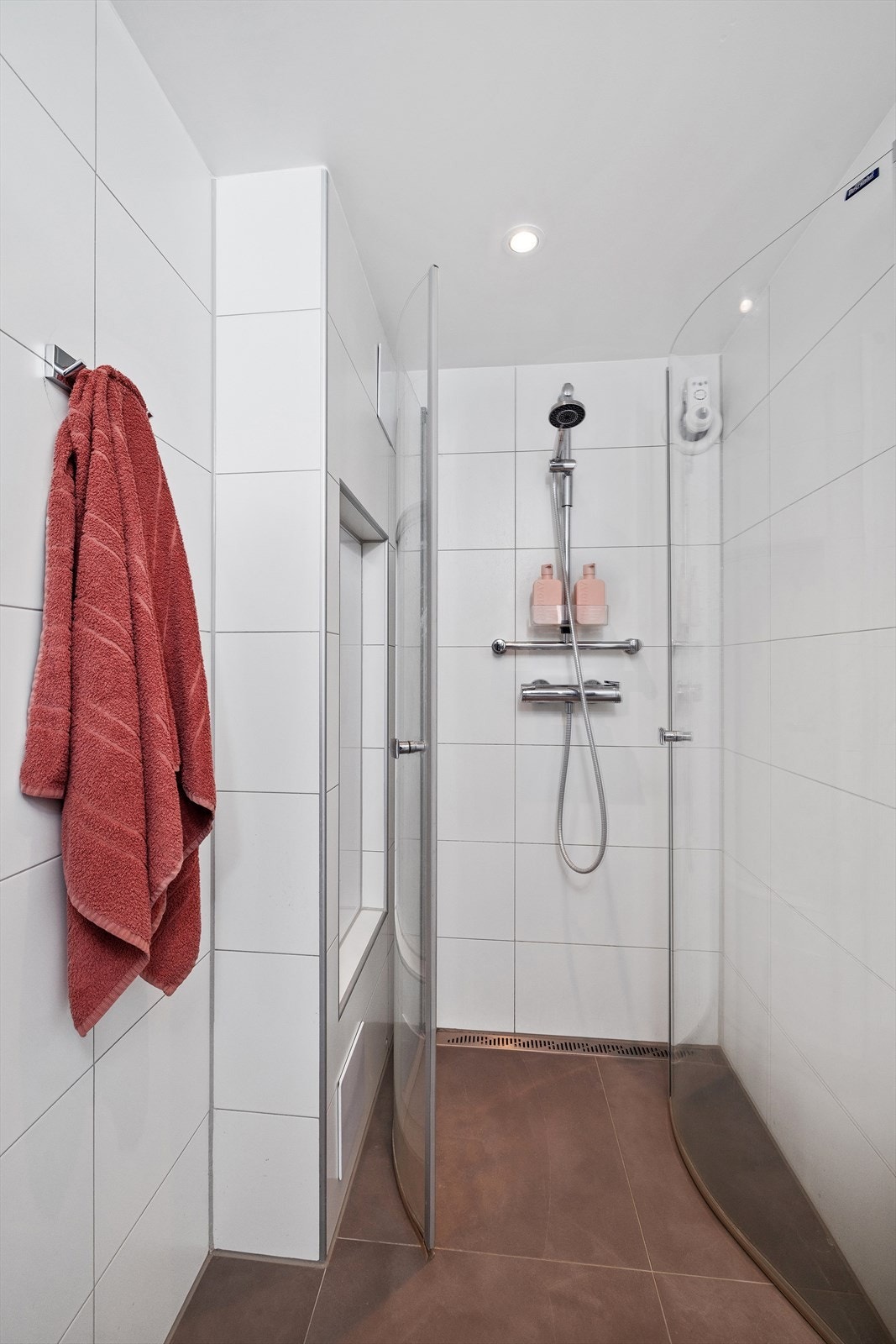 Nede er det også et eget bad med dusjnisje. Galleribilde