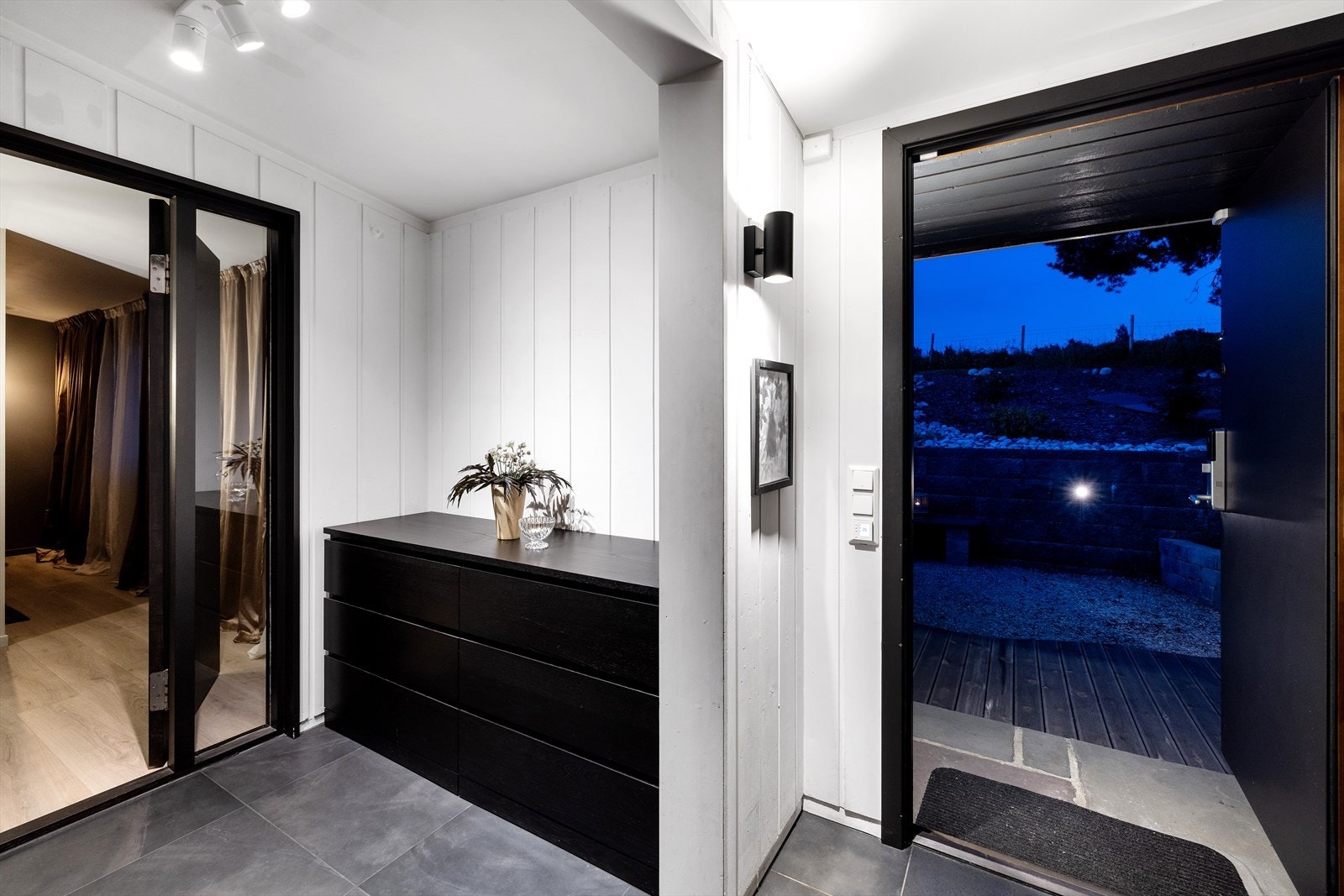 Den andre inngangen i huset er mer privat og leder inn i soverom og garderobeavdelingen. Galleribilde